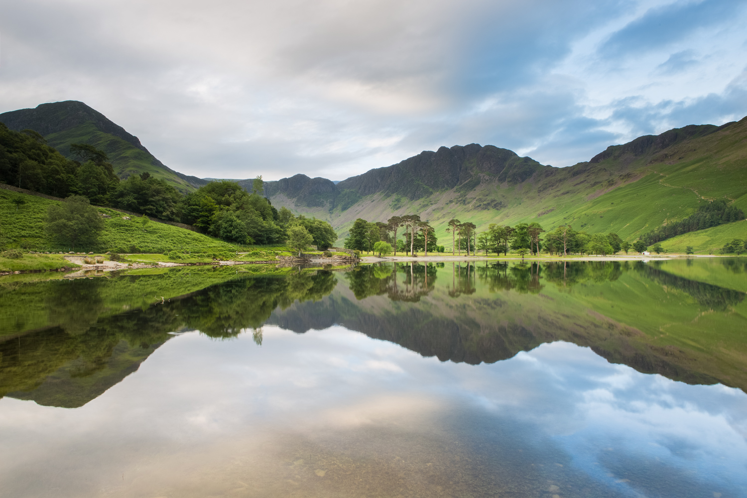 beautiful reflection of mountains and trees